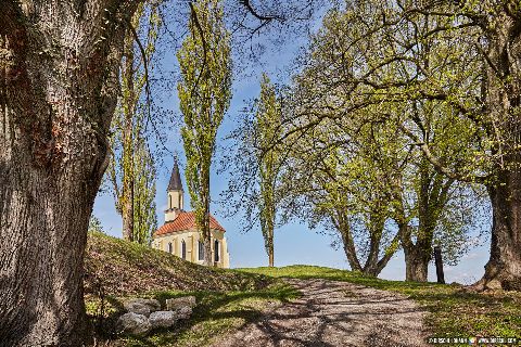 Gemeinde Kraiburg Landkreis Mühldorf Schlossberg mit St.-Georgs-Kirchlein (Dirschl Johann) Deutschland MÜ